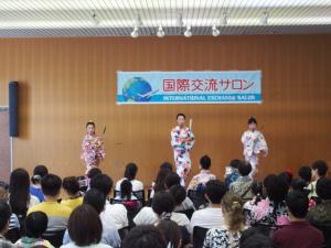 小学生の女の子3人が扇子を使った日本舞踊を披露している写真