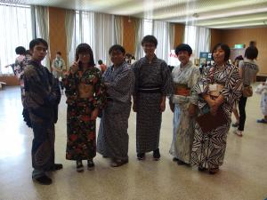 外国人参加者４人と日本人２人を着て撮った写真