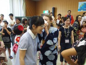 浴衣を着た外国人参加者が日本人参加者に伝言している写真