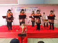 中国の伝統楽器「二胡」とモンゴルの伝統楽器「馬頭琴」による演奏を披露する様子