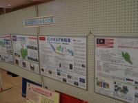 徳山高専留学生のふるさと紹介のパネルを展示している様子