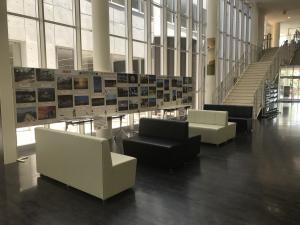 学び交流プラザ1階ロビーで開催している姉妹都市写真展の様子