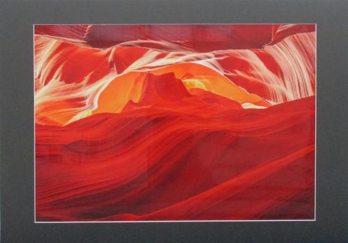 市美展大賞作品「光訪る紅の谷間」の画像