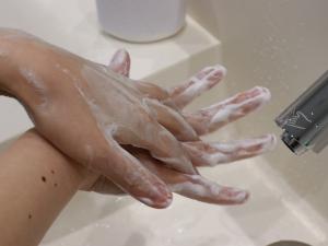 指の間を洗う