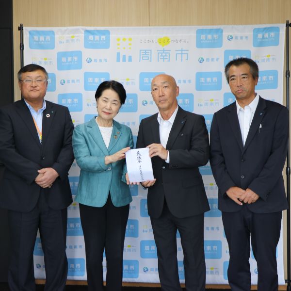 義援金を受け取る市長