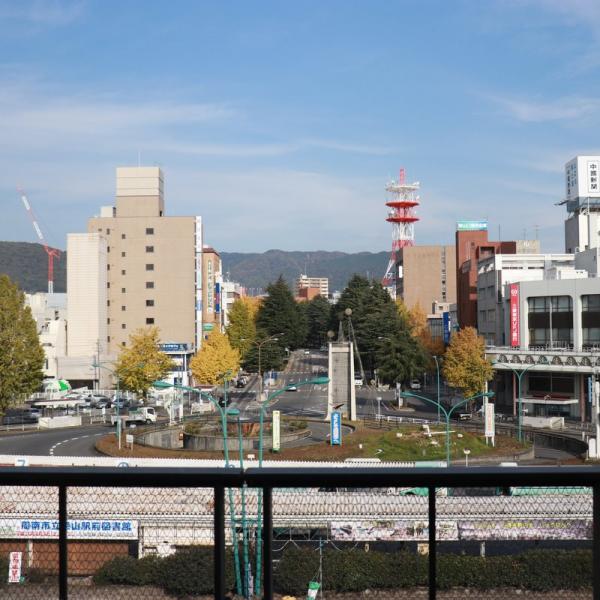 JR徳山駅前の御幸通りが写っています。