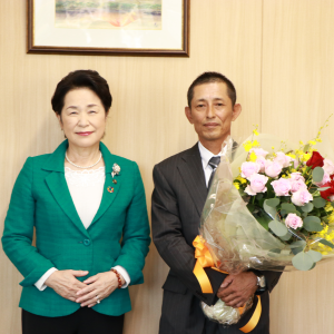 花束を抱えた今村選手と藤井市長