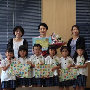 市長と愛光幼稚園の園児たち