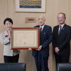 賞状を持つ藤井市長と有田さん、厚東教育長