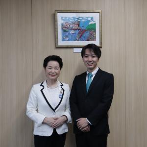 藤井市長と徳田さんの記念撮影