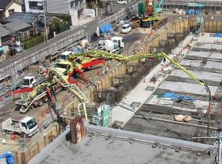 コンクリートポンプ車での作業