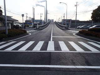 舗装補修工事後の市道浦山徳曹線