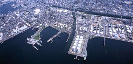 上空から見た工場地帯の写真