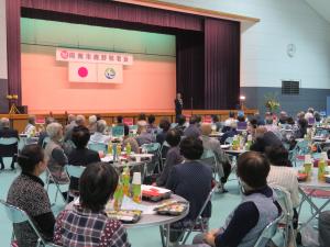 鹿野地区敬老会で議長が祝辞を述べている写真