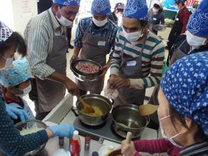2017年1月に開催した国際交流サロンで外国人と日本人がバングラデシュ料理のビリヤニを調理している様子