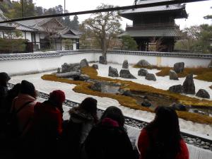 漢陽寺を参拝している様子