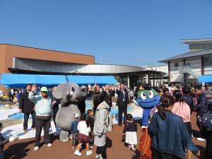 空き缶モニュメント前でドローンによる写真撮影を行っているところ