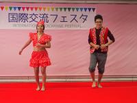 ペルーの男性と女性が、伝統衣装を着て踊りを披露している様子