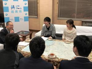 参加者の話を聞いて笑う市長と他の参加者