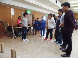 トゥホのブースで遊び方を説明する留学生