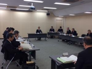 議長が議事進行をしている様子