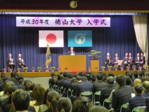 議長が祝辞を述べている様子