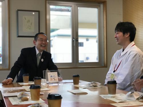 参加者の話を聞いて笑う市長