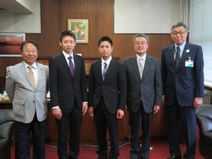 正副議長、木村選手、重冨選手、局長で並んでの写真