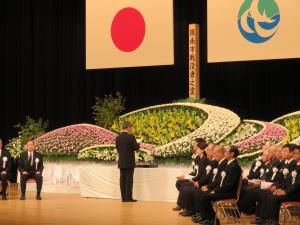 議長が追悼の言葉を述べている様子