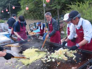 議長が焼きそばをつくっている様子