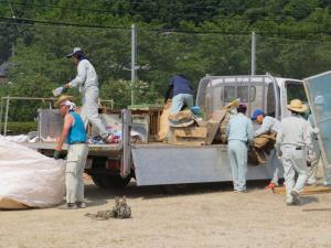 徳修公園での災害ゴミの荷下ろしの様子