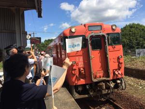 勝間駅に電車が入ってきたところ