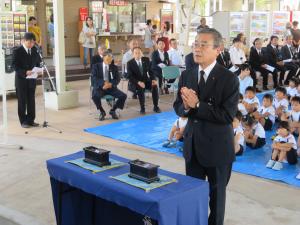 議長が焼香をあげているところ