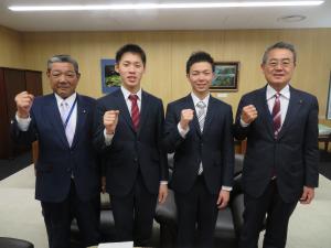 品川選手、山田選手と正副議長の記念写真