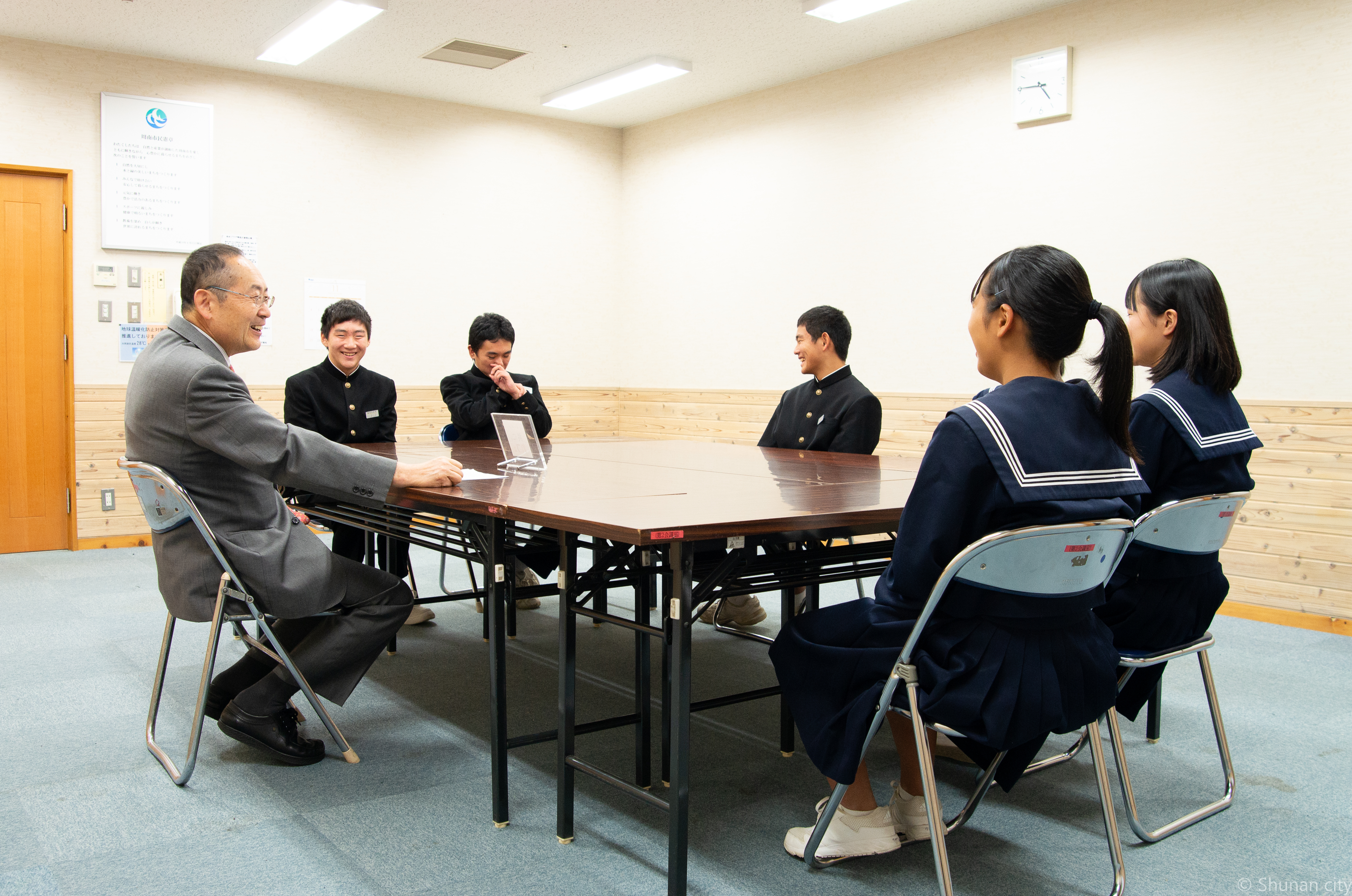 笑顔で語り合う「共に。カフェ」の全景