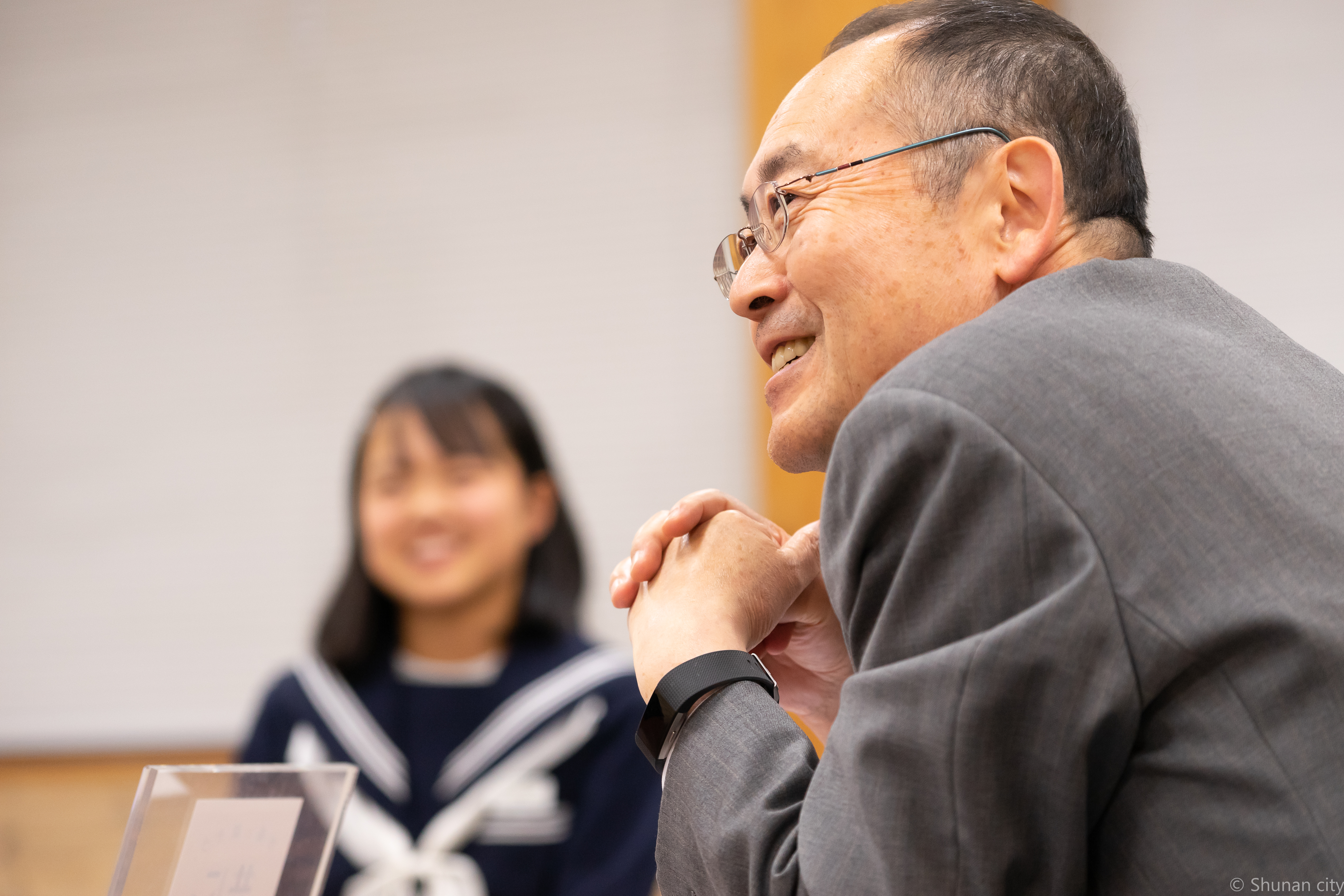 笑顔で参加者の話を聞く市長