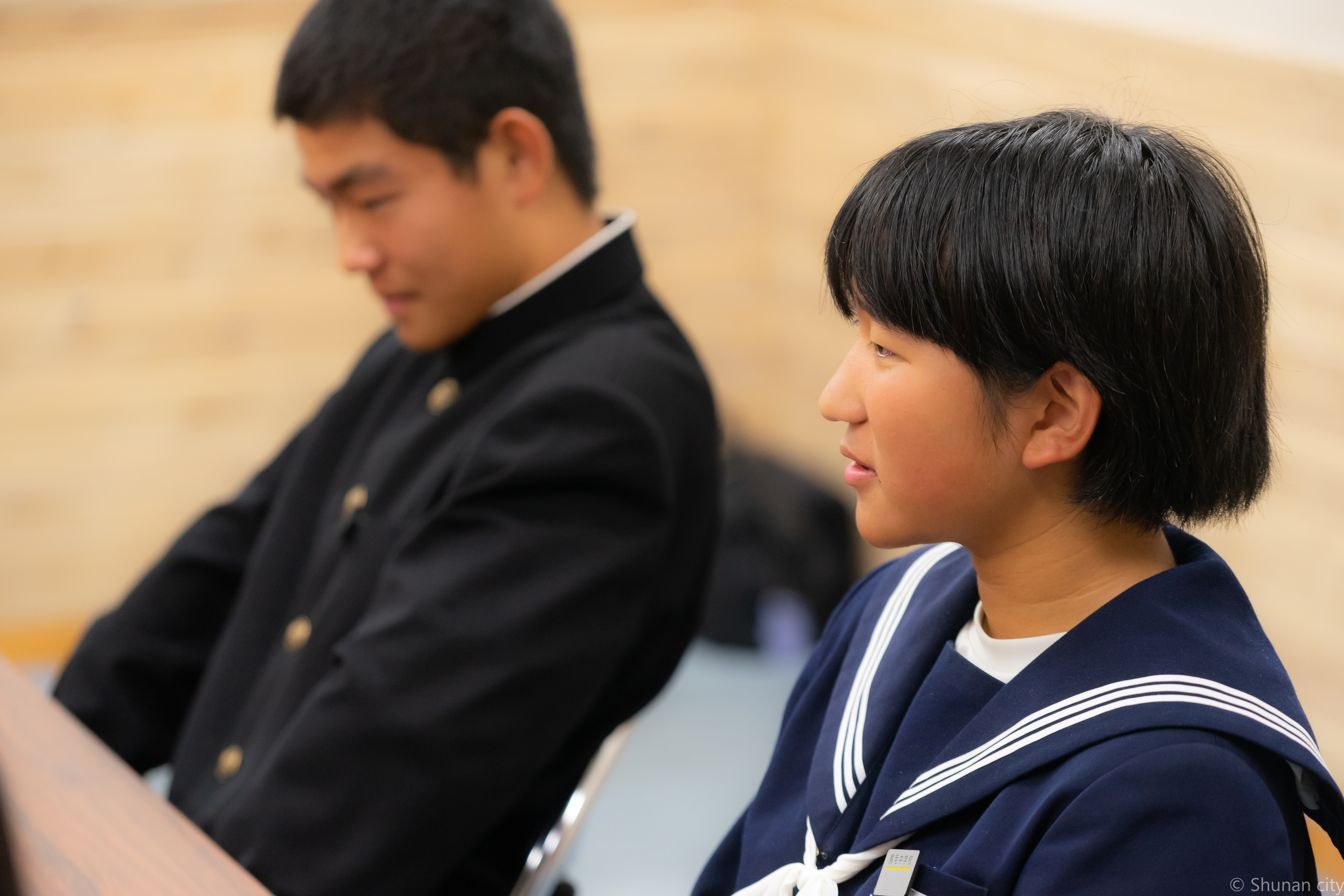 真剣な表情で市長に語る参加者二人