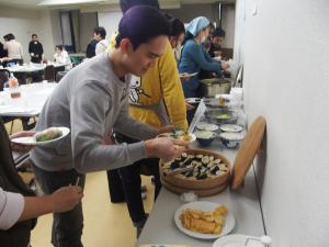 料理を取って食べる参加者