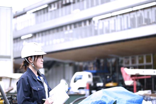 新駅ビルの現場を背景に。