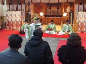 遠石八幡宮にて、巫女の方が演奏に合わせて踊っています。