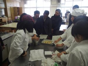 熊毛北高校にて、パンを作る授業に参加させていただきました。