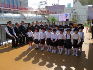 イベント開始を待つ幼稚園児たち