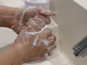 親指と手のひらをねじり洗いする