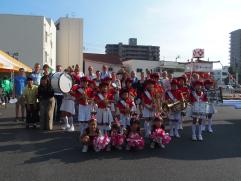 福川小学校のマーチングバンドとともにパレードに参加