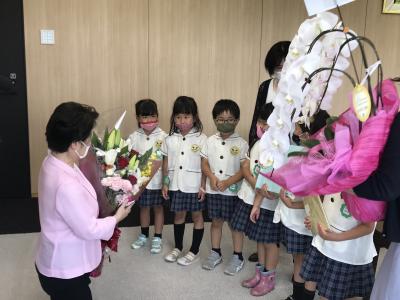 愛光幼稚園花束贈呈 (4)