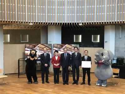 東ソーより動物園への贈呈式