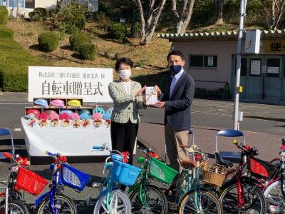 三菱ＵＦＪ銀行から自転車寄贈式