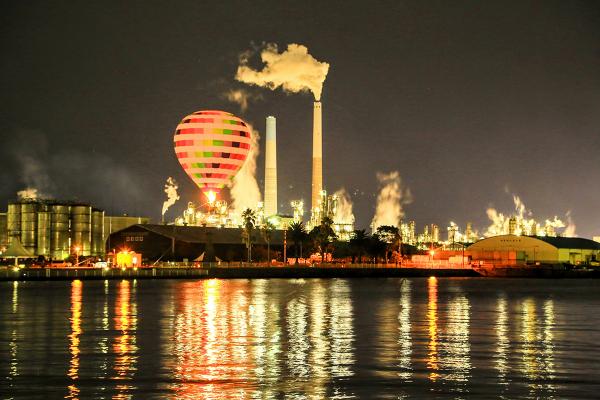 写真、工場夜景と共に