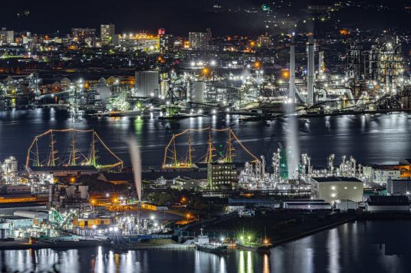 帆船と工場夜景のコラボレーション