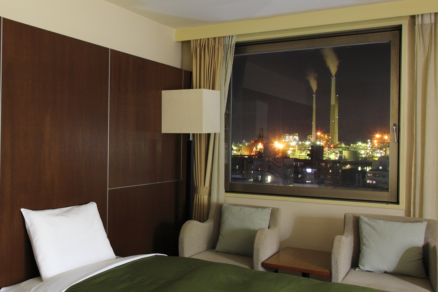 ホテルの客室から工場夜景を望む